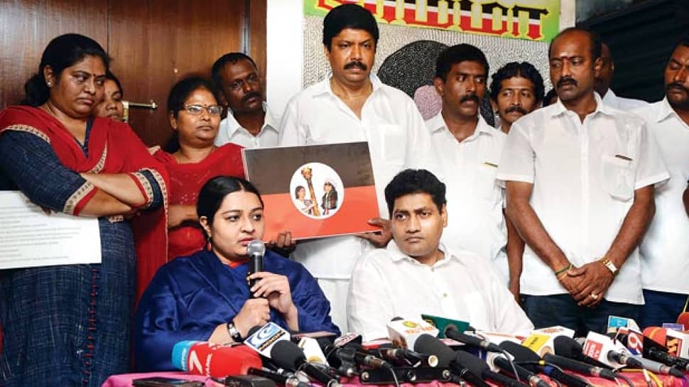 தாய் கழகத்தில் இணைகிறது MGR அம்மா தீபா பேரவை! தாய் கழகத்தில் இணைகிறது MGR அம்மா தீபா பேரவை!