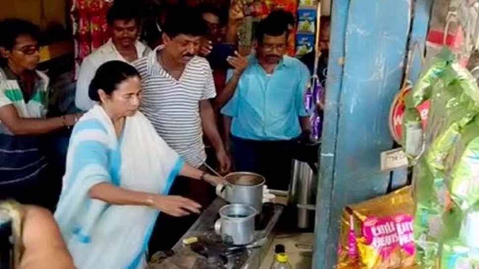 Watch: டீக்கடையில் டீ ஆற்றிய மேற்குவங்க முதல்வர் மம்தா பானர்ஜி... Watch: டீக்கடையில் டீ ஆற்றிய மேற்குவங்க முதல்வர் மம்தா பானர்ஜி...