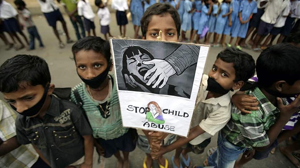 சிகிச்சைக்கு வந்த 250 சிறுமிகளை பலாத்காரம் செய்த மருத்துவர் கைது! சிகிச்சைக்கு வந்த 250 சிறுமிகளை பலாத்காரம் செய்த மருத்துவர் கைது!