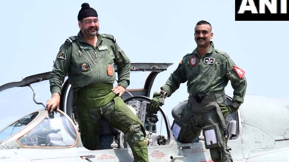IAF தலைமை மார்ஷல் BS தனோவாவுடன் MiG-21 விமானத்தில் பறந்த அபிநந்தன்.. IAF தலைமை மார்ஷல் BS தனோவாவுடன் MiG-21 விமானத்தில் பறந்த அபிநந்தன்..