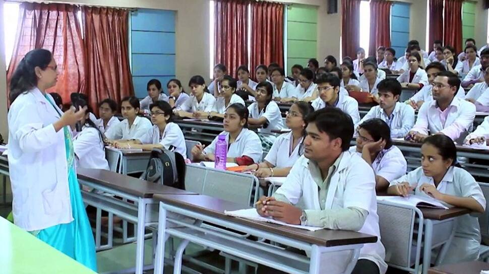 துணை மருத்துவப் படிப்புகளுக்கான தரவரிசைப் பட்டியல் வெளியீடு! துணை மருத்துவப் படிப்புகளுக்கான தரவரிசைப் பட்டியல் வெளியீடு!