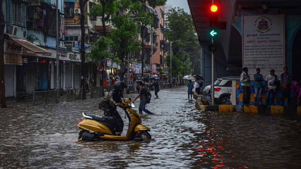 இடைவிடாது பெய்யும் மழை; போக்குவரத்து பாதிப்பால் பள்ளி, கல்லூரிகளுக்கு விடுமுறை!! இடைவிடாது பெய்யும் மழை; போக்குவரத்து பாதிப்பால் பள்ளி, கல்லூரிகளுக்கு விடுமுறை!!