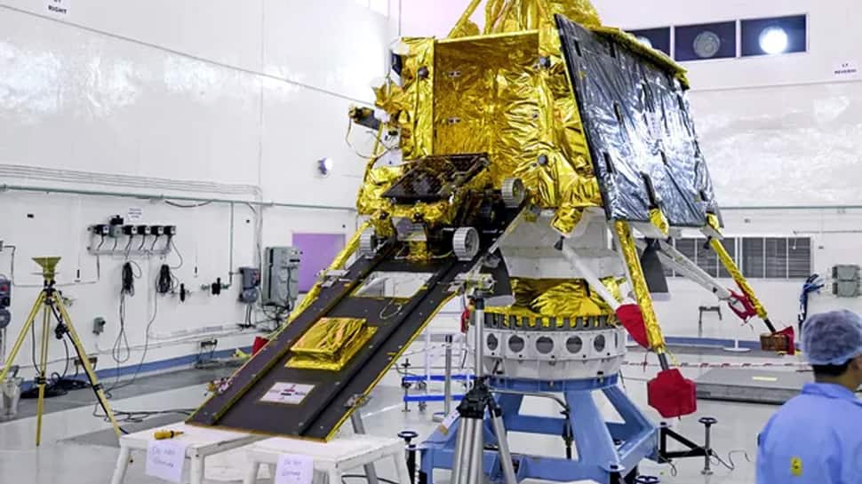 நிலவை நெருங்கிய விக்ரம் லேண்டரின் சிக்னலை இழந்தது ISRO! நிலவை நெருங்கிய விக்ரம் லேண்டரின் சிக்னலை இழந்தது ISRO!