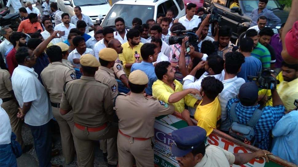 சந்திரபாபு நாயுடு, மகன் நாரா லோகேஷ் மற்றும் பல TDP தலைவர்கள் வீட்டுக் காவல்!! சந்திரபாபு நாயுடு, மகன் நாரா லோகேஷ் மற்றும் பல TDP தலைவர்கள் வீட்டுக் காவல்!!