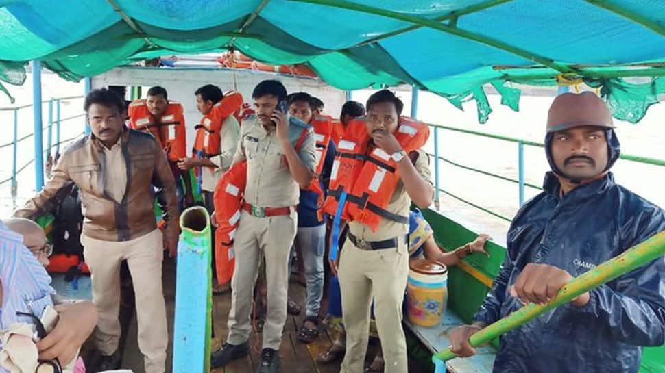 கோதாவரி ஆற்றில் சுற்றுலா படகு கவிழ்ந்து விபத்து: 12 பேர் பலி!! கோதாவரி ஆற்றில் சுற்றுலா படகு கவிழ்ந்து விபத்து: 12 பேர் பலி!!