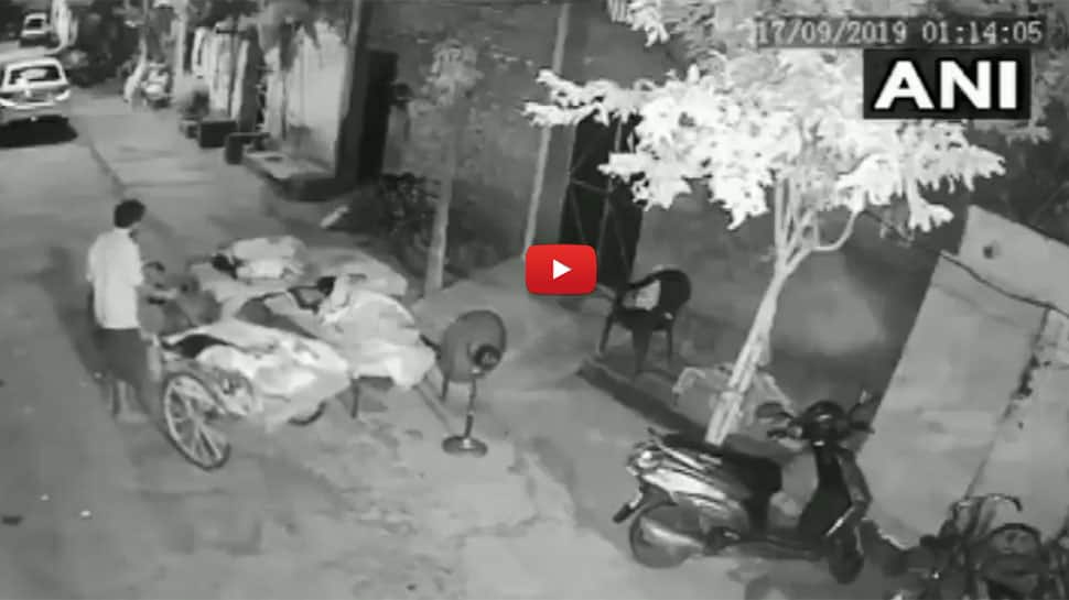 4 வயது சிறுமியை கடத்த வந்த திருடன்; பின்னர் நடந்தது என்ன? VIDEO 4 வயது சிறுமியை கடத்த வந்த திருடன்; பின்னர் நடந்தது என்ன? VIDEO