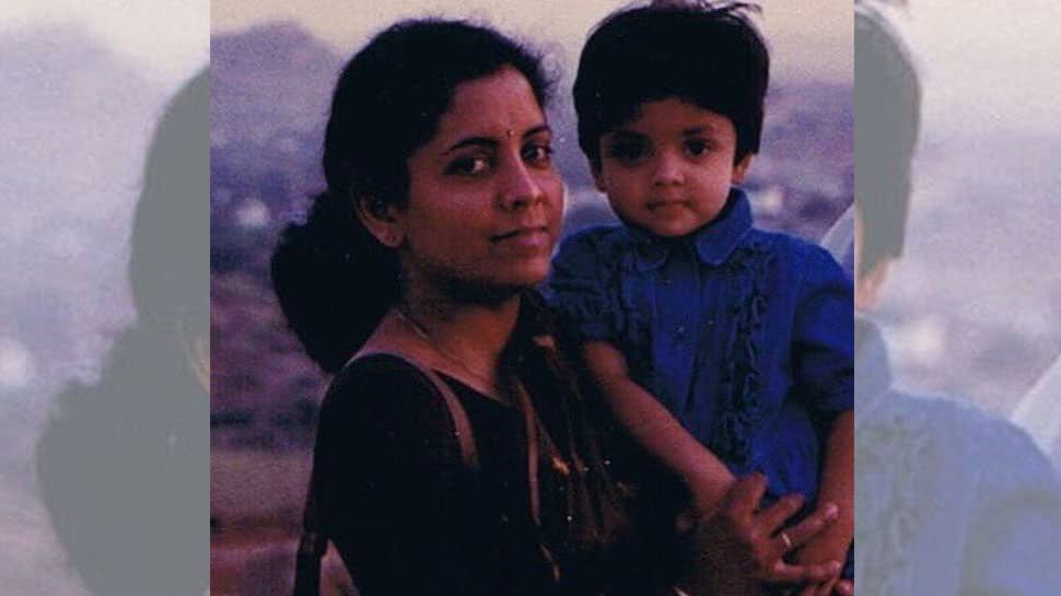 அழகிய மகளுடன் இருக்கும் நிர்மலா சீதாராமனிடம் நெட்டிசன்கள் கோரிக்கை அழகிய மகளுடன் இருக்கும் நிர்மலா சீதாராமனிடம் நெட்டிசன்கள் கோரிக்கை