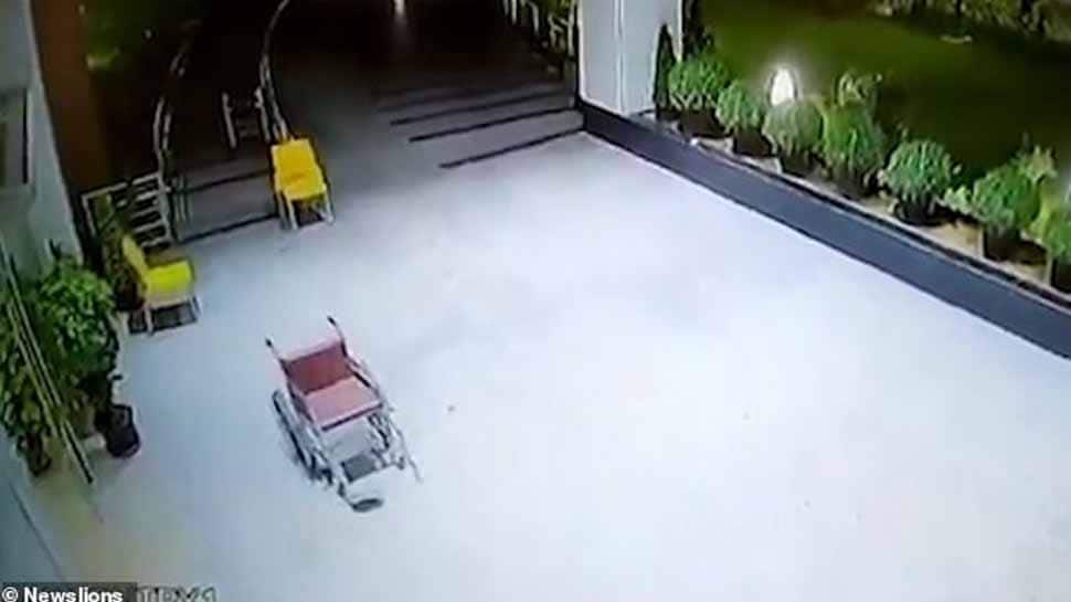 WATCH: தானாக நகர்ந்து சென்ற சக்கர நாற்காலி; பீதியடைந்த காவலாளி..! WATCH: தானாக நகர்ந்து சென்ற சக்கர நாற்காலி; பீதியடைந்த காவலாளி..!