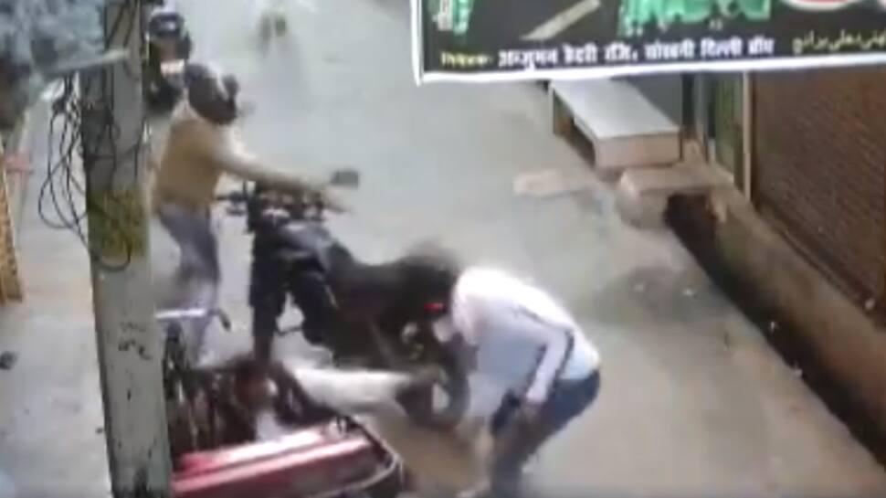 டெல்லி நடுரோட்டில் நிகழ்ந்த துப்பாக்கிச் சூடு; வைரலாகும் Video! டெல்லி நடுரோட்டில் நிகழ்ந்த துப்பாக்கிச் சூடு; வைரலாகும் Video!