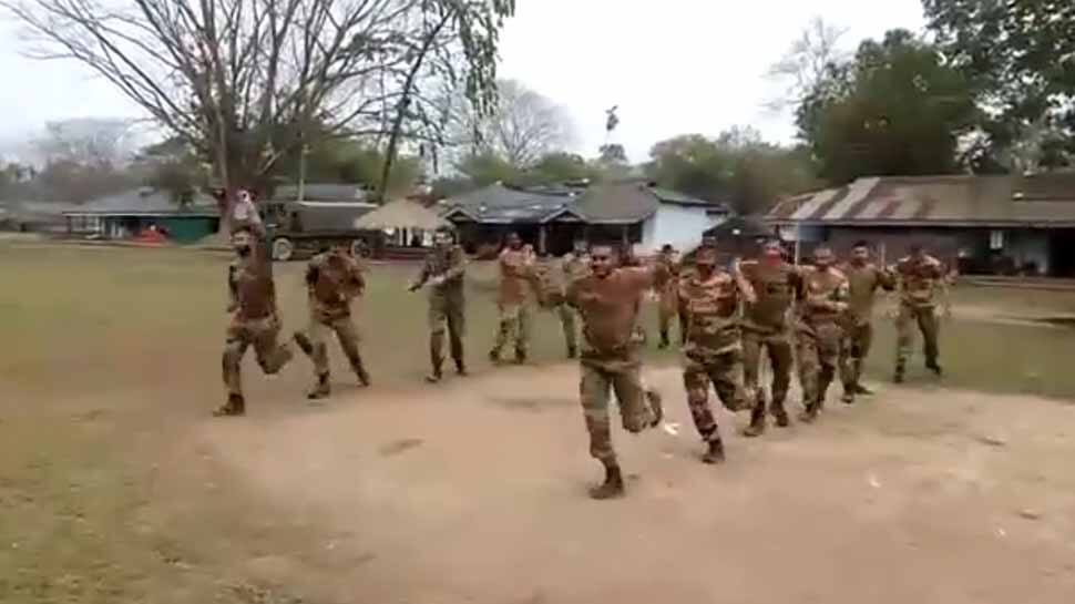 WATCH: இணையத்தில் வைரலாகும் இராணுவ வீரர்களின் கர்பா நடன வீடியோ! WATCH: இணையத்தில் வைரலாகும் இராணுவ வீரர்களின் கர்பா நடன வீடியோ!