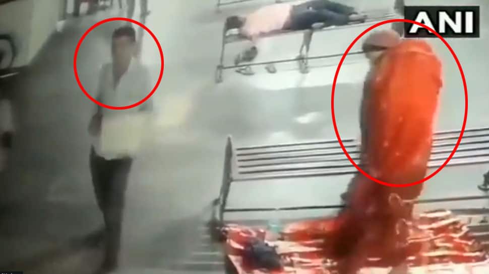 பேருந்து நிலையத்தில் 8 மாத குழந்தை திருட்டு; CCTV-ல் காட்சி பதிவு: வீடியோ பேருந்து நிலையத்தில் 8 மாத குழந்தை திருட்டு; CCTV-ல் காட்சி பதிவு: வீடியோ