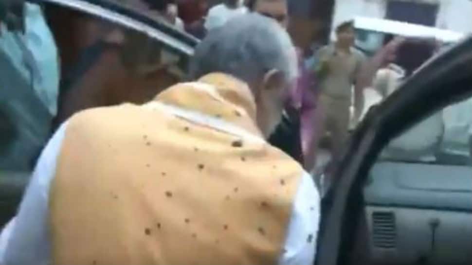 டெங்கு நோயாளிகளை பார்வையிட சென்ற மத்திய இணை அமைச்சர் மீது மை தெளிப்பு! டெங்கு நோயாளிகளை பார்வையிட சென்ற மத்திய இணை அமைச்சர் மீது மை தெளிப்பு!