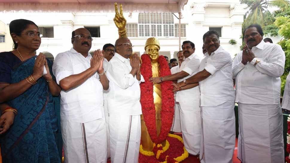 ADMK 48-ஆம் ஆண்டு விழா: MGR - ஜெ., சிலைக்கு அதிமுகவினர் மரியாதை! ADMK 48-ஆம் ஆண்டு விழா: MGR - ஜெ., சிலைக்கு அதிமுகவினர் மரியாதை!