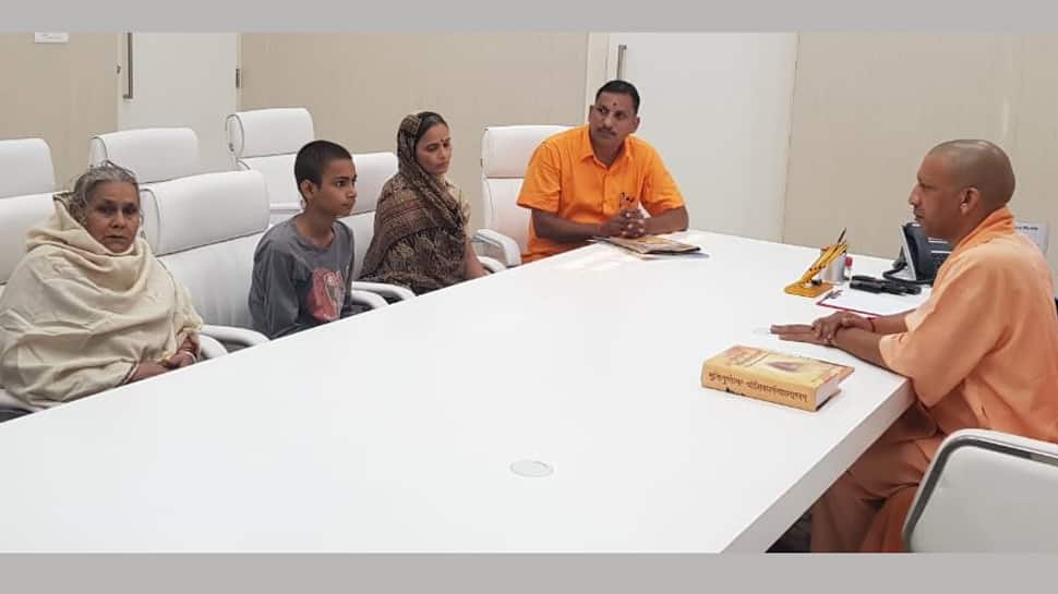 கமலேஷ் திவாரி குடும்பத்தினரை நேரில் சந்தித்த யோகி ஆதித்யநாத்..! கமலேஷ் திவாரி குடும்பத்தினரை நேரில் சந்தித்த யோகி ஆதித்யநாத்..!