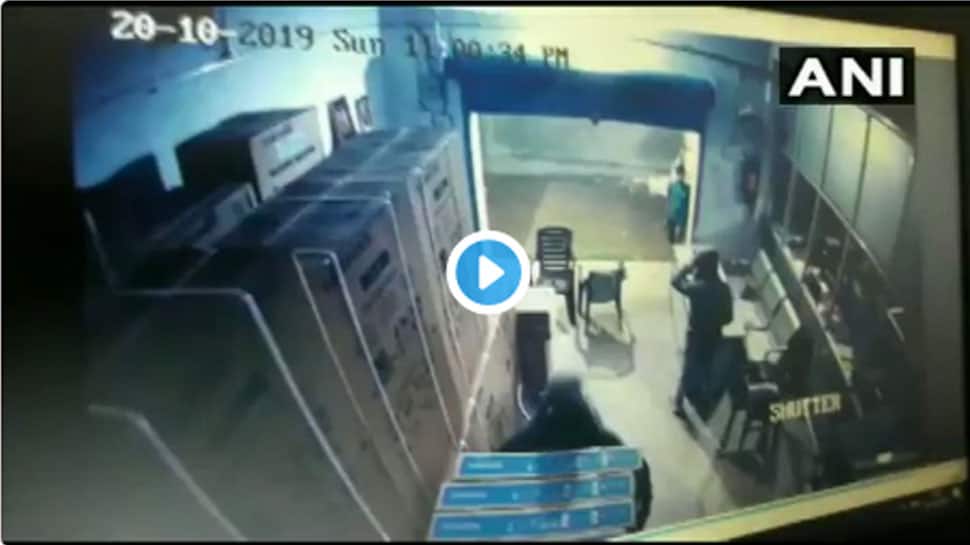 VIDEO: சுமார் ரூ.50 லட்சம் மதிப்புள்ள 250 டிவிகளை திருடிச் சென்ற கொள்ளையர்கள் VIDEO: சுமார் ரூ.50 லட்சம் மதிப்புள்ள 250 டிவிகளை திருடிச் சென்ற கொள்ளையர்கள்