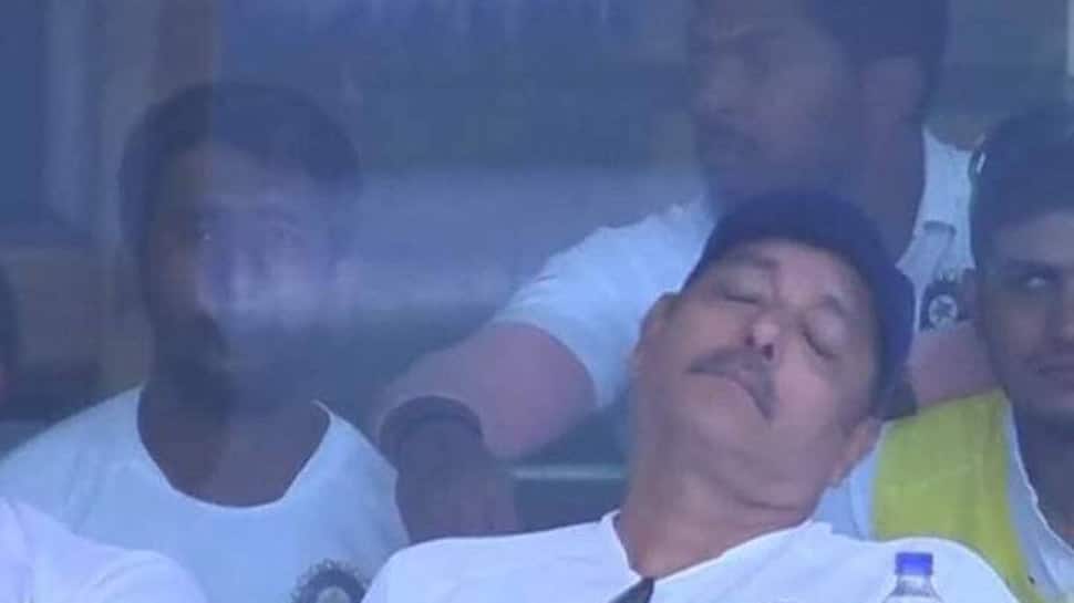 டெஸ்ட் போட்டியின் போது தூங்கிய தலைமை பயிற்சியாளர் ரவி சாஸ்திரி டெஸ்ட் போட்டியின் போது தூங்கிய தலைமை பயிற்சியாளர் ரவி சாஸ்திரி