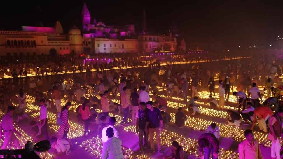 அயோத்தியில் சரயூ நதியில் 5 லட்சம் விளக்குகள் ஏற்றி கின்னஸ் சாதனை..! அயோத்தியில் சரயூ நதியில் 5 லட்சம் விளக்குகள் ஏற்றி கின்னஸ் சாதனை..!