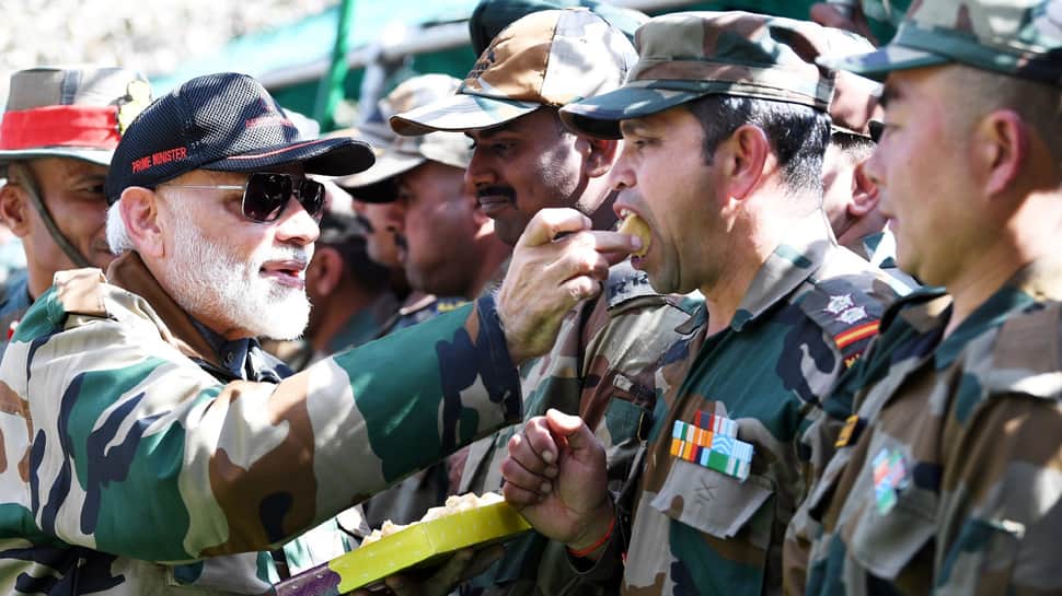 ராணுவ வீரர்களுடன் தீபாவளி கொண்டாடும் பிரதமர் மோடி... ராணுவ வீரர்களுடன் தீபாவளி கொண்டாடும் பிரதமர் மோடி...
