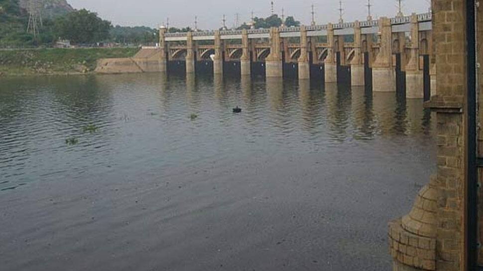 மேட்டூர் அணைக்கு வரும் நீரின் அளவு கனிசமாக அதிகரித்துள்ளது! மேட்டூர் அணைக்கு வரும் நீரின் அளவு கனிசமாக அதிகரித்துள்ளது!