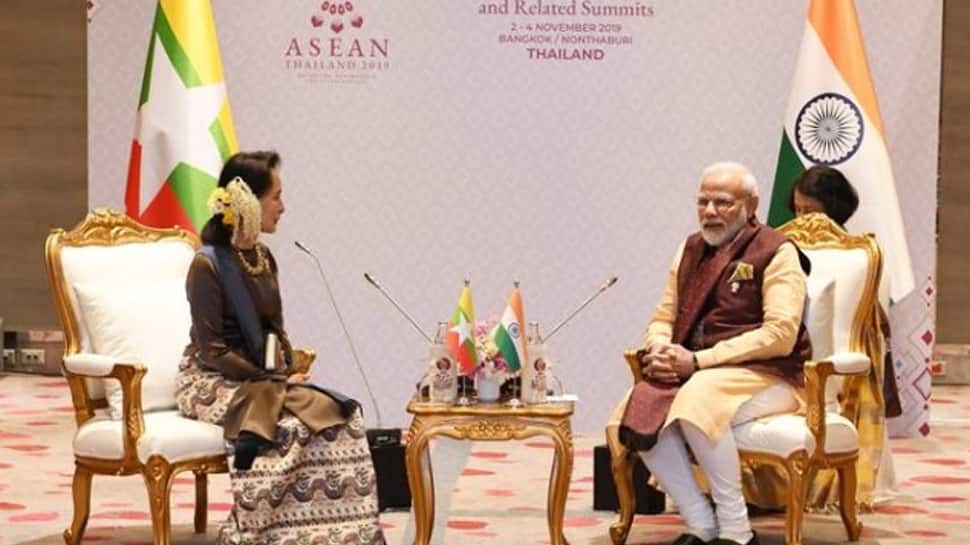 ஆசியன் உச்சிமாநாட்டில் ஆங் சான் சூகியை சந்தித்த நரேந்திர மோடி! ஆசியன் உச்சிமாநாட்டில் ஆங் சான் சூகியை சந்தித்த நரேந்திர மோடி!