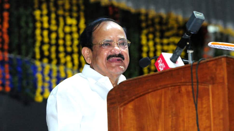 உடையை வைத்து யாரும் தாழ்மையாக நினைக்கமாட்டார்கள்: வெங்கையா நாயுடு உடையை வைத்து யாரும் தாழ்மையாக நினைக்கமாட்டார்கள்: வெங்கையா நாயுடு