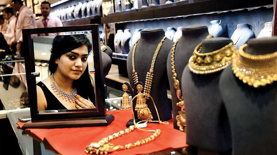 சற்று சரிவில் தங்க விலை; சவரனுக்கு 272 ரூபாய் குறைவு..! சற்று சரிவில் தங்க விலை; சவரனுக்கு 272 ரூபாய் குறைவு..!
