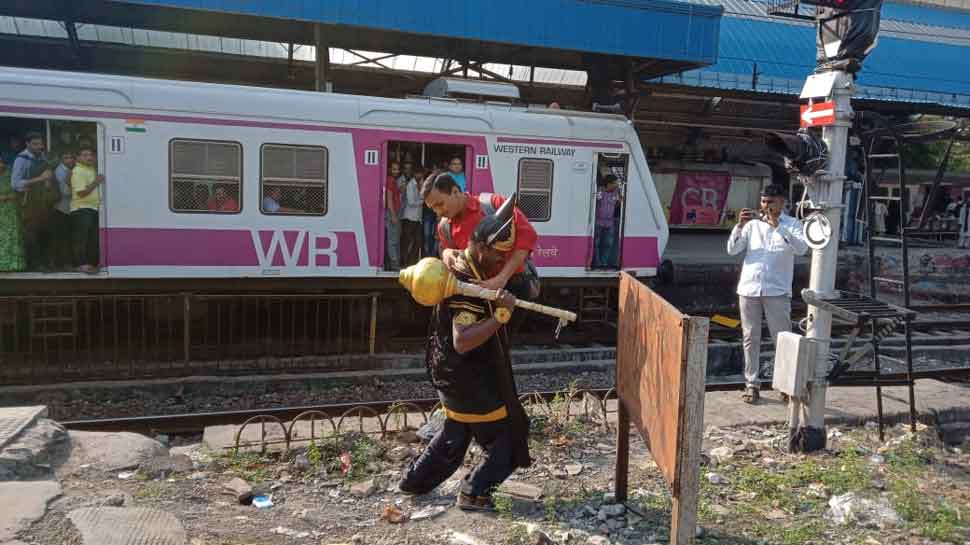 மேற்கு ரயில்வேயில் ரயில் பாதுகாப்பு குறித்து விழிப்புணர்வு ஏற்படுத்து எமன்..! மேற்கு ரயில்வேயில் ரயில் பாதுகாப்பு குறித்து விழிப்புணர்வு ஏற்படுத்து எமன்..!