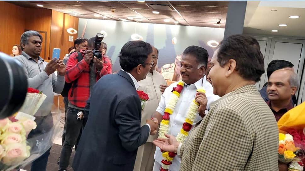 அமெரிக்க சென்ற துணை முதல்வருக்கு உற்சாக வரவேற்பு... அமெரிக்க சென்ற துணை முதல்வருக்கு உற்சாக வரவேற்பு...
