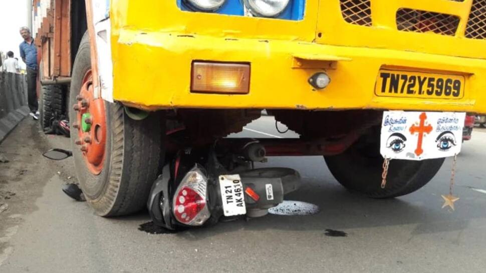 AIADMK கொடி கம்பம் சரிந்து விழுந்ததால் ஏற்பட்ட விபத்தில் பெண் படுகாயம்! AIADMK கொடி கம்பம் சரிந்து விழுந்ததால் ஏற்பட்ட விபத்தில் பெண் படுகாயம்!