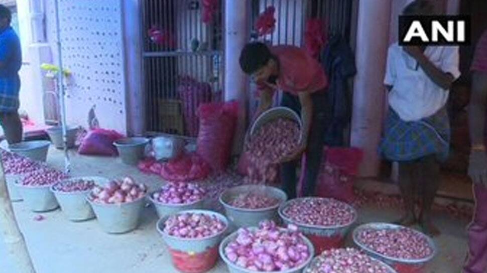 மதுரையில் ஒரு கிலோ வெங்காயம் ரூ. 200க்கு விற்பனை! மதுரையில் ஒரு கிலோ வெங்காயம் ரூ. 200க்கு விற்பனை!