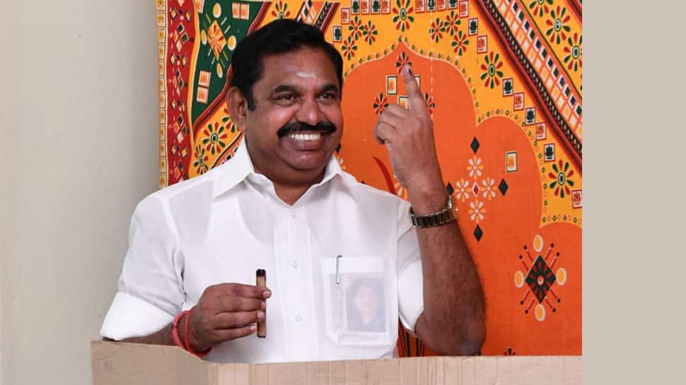 வரிசையில் நின்று ஜனநாயக கடமையை ஆற்றிய முதல்வர் எடப்பாடி பழனிசாமி வரிசையில் நின்று ஜனநாயக கடமையை ஆற்றிய முதல்வர் எடப்பாடி பழனிசாமி