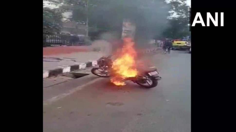 போலீஸ் அபராதம் விதித்ததால் பைக்கை கொளுத்திய வாலிபர் போலீஸ் அபராதம் விதித்ததால் பைக்கை கொளுத்திய வாலிபர்
