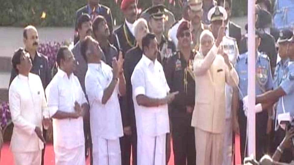 71-வது குடியரசுத் தினம்: பன்வாரிலால் புரோகித் தேசியக் கொடியேற்றினார்! 71-வது குடியரசுத் தினம்: பன்வாரிலால் புரோகித் தேசியக் கொடியேற்றினார்!