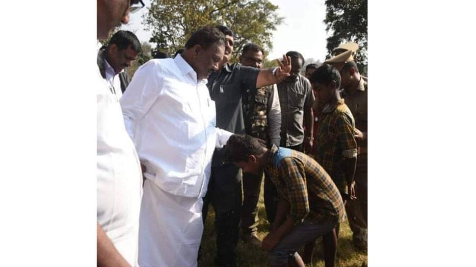 சிறுவனை அழைத்து செருப்பை கழற்ற வைத்த அமைச்சர்!! சிறுவனை அழைத்து செருப்பை கழற்ற வைத்த அமைச்சர்!!