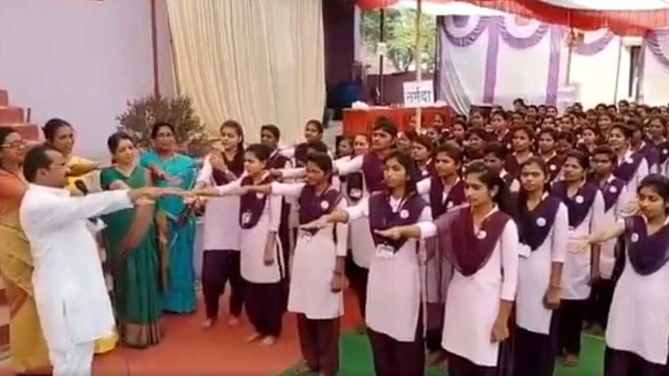 ‘நாங்கள் யாரையும் நேசிக்க மாட்டோம்’ என பள்ளியில் மாணவிகள் உறுதிமொழி! ‘நாங்கள் யாரையும் நேசிக்க மாட்டோம்’ என பள்ளியில் மாணவிகள் உறுதிமொழி!