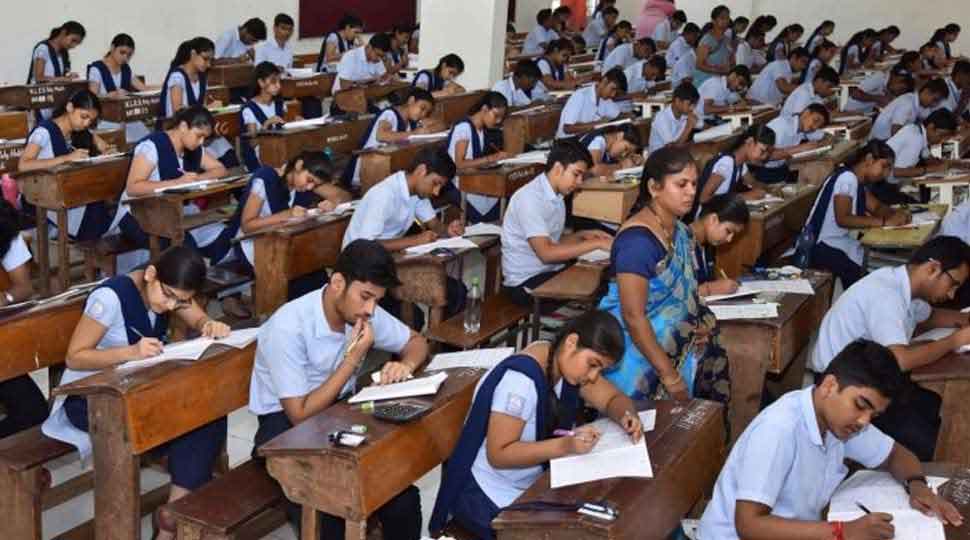 கொரோனா வைரஸ் பரவுவதைத் தடுக்க தேர்வு மையங்களுக்கு CBSE புதிய விதிமுறை 