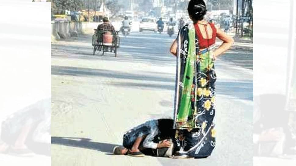 அம்மா! நான் மிகவும் சோர்வடைந்து விட்டேன்.. என்னால் நடக்க முடியாது... கண்களை ஈரமாக்கும் புகைப்படம் அம்மா! நான் மிகவும் சோர்வடைந்து விட்டேன்.. என்னால் நடக்க முடியாது... கண்களை ஈரமாக்கும் புகைப்படம்