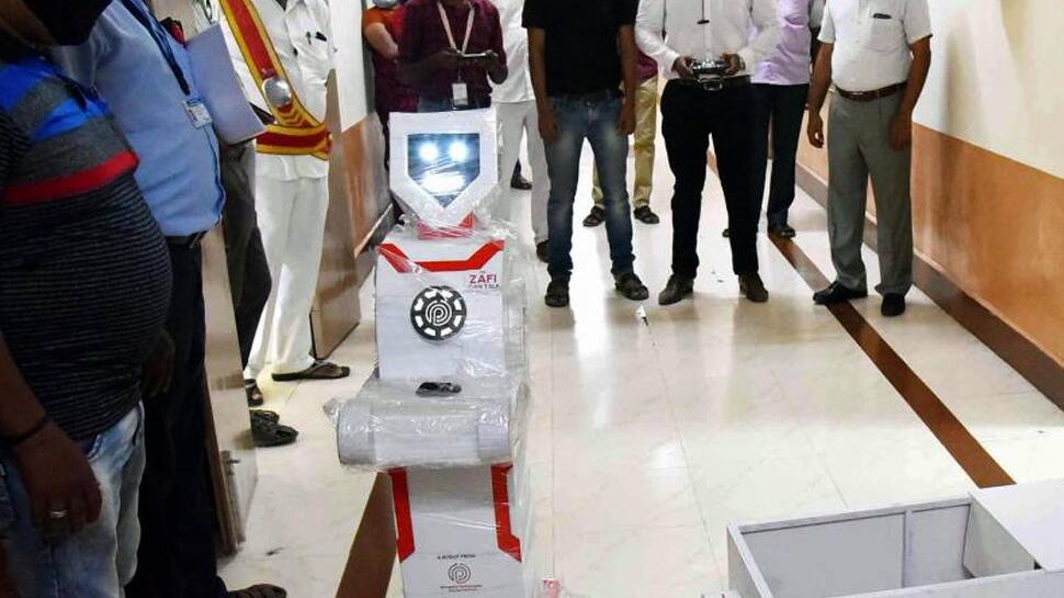 கொரோனா நோயாளிகளுக்கு மருந்து அளிக்க இனி ரோபோக்கள் பயன்படுத்தப்படும்... கொரோனா நோயாளிகளுக்கு மருந்து அளிக்க இனி ரோபோக்கள் பயன்படுத்தப்படும்...