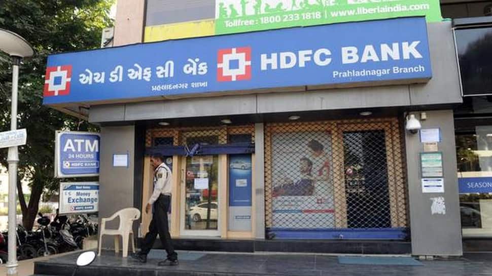 முழு அடைப்புக்கு மத்தியில் வீட்டை தேடி வரும் ATM,.. HDFC வங்கியின் புதிய முயற்சி... முழு அடைப்புக்கு மத்தியில் வீட்டை தேடி வரும் ATM,.. HDFC வங்கியின் புதிய முயற்சி...