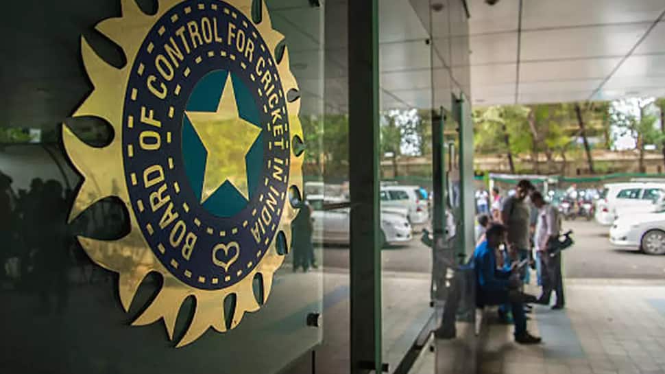 நிதி நெருக்கடிக்கு மத்தியில் கிரிக்கெட் வீரர்களுக்காக நிலுவை தொகையை அளித்தது BCCI... நிதி நெருக்கடிக்கு மத்தியில் கிரிக்கெட் வீரர்களுக்காக நிலுவை தொகையை அளித்தது BCCI...