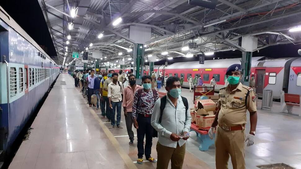 புலம்பெயர்ந்த தொழிலாளர்களிடம் பயண கட்டணம் வசூலிக்க கூடாது -உச்சநீதிமன்றம்... புலம்பெயர்ந்த தொழிலாளர்களிடம் பயண கட்டணம் வசூலிக்க கூடாது -உச்சநீதிமன்றம்...