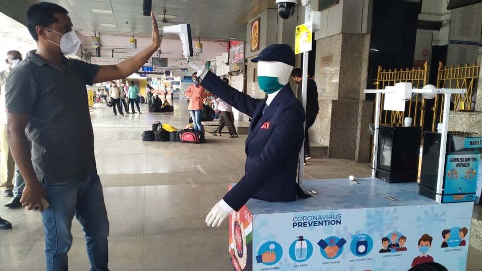 புனே ரயில் நிலையத்தில் பயணிகளை ஸ்கேன் செய்ய ரோபோ நியமனம்: Watch புனே ரயில் நிலையத்தில் பயணிகளை ஸ்கேன் செய்ய ரோபோ நியமனம்: Watch