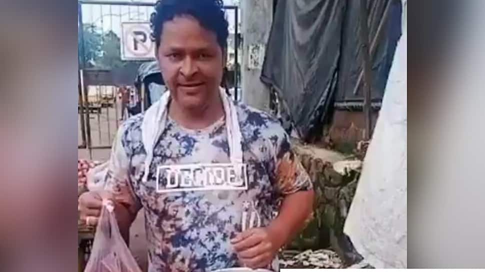 கொரோனா பாதிப்பு எதிரொலி; சந்தையில் காய்கறி விற்கும் பிரபல நடிகர்... கொரோனா பாதிப்பு எதிரொலி; சந்தையில் காய்கறி விற்கும் பிரபல நடிகர்...