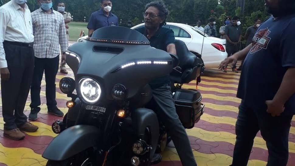 Viral: ஹார்லி டேவிட்ஸனை ஓட்டும் முயற்சியில் தலைமை நீதிபதி பாப்டே..! Viral: ஹார்லி டேவிட்ஸனை ஓட்டும் முயற்சியில் தலைமை நீதிபதி பாப்டே..!