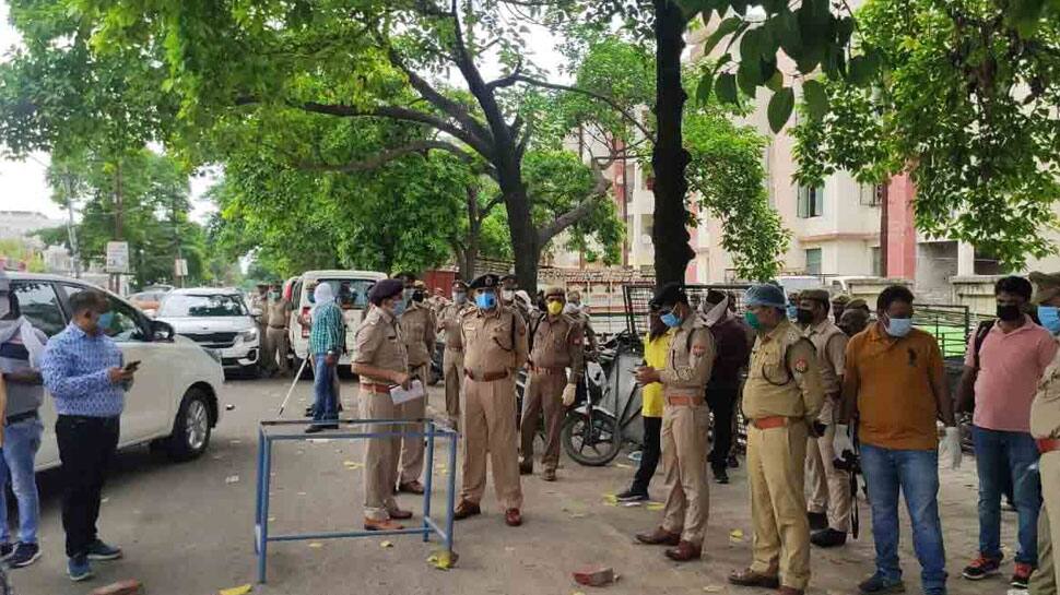 கான்பூர் என்கவுண்டர்: சபேபூர் காவல் நிலையத்தில் இருந்த 68 போலீஸ் அதிகாரிகள் இடமாற்றம் கான்பூர் என்கவுண்டர்: சபேபூர் காவல் நிலையத்தில் இருந்த 68 போலீஸ் அதிகாரிகள் இடமாற்றம்