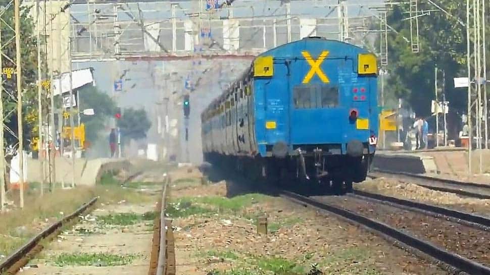 ரயிலின் கடைசி பெட்டியின் பின்பக்கத்தில் இருக்கும் 'X' குறியீட்டின் ரகசியம் தெரியுமா? ரயிலின் கடைசி பெட்டியின் பின்பக்கத்தில் இருக்கும் 'X' குறியீட்டின் ரகசியம் தெரியுமா?