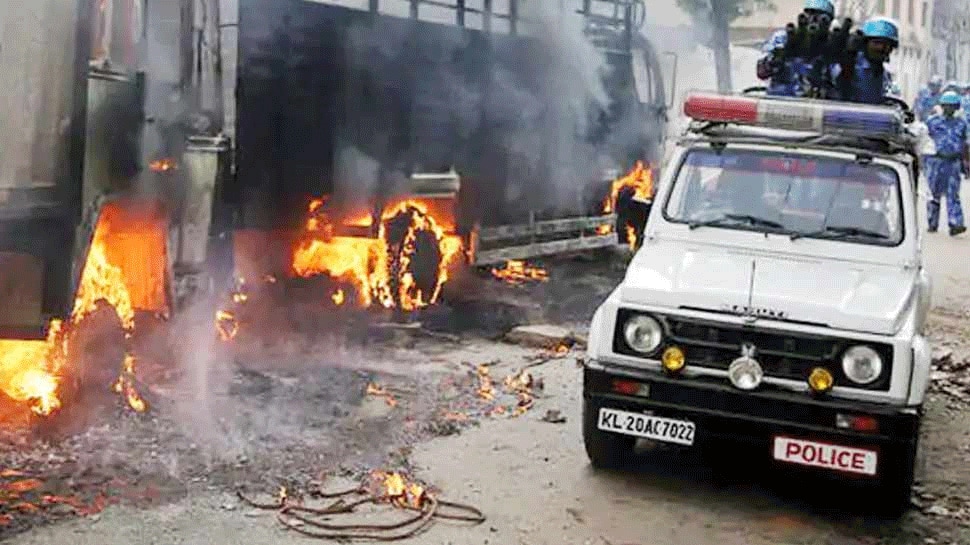 பெங்களூரில் பேஸ்புக் பதிவு தொடர்பாக வன்முறையில் 3 பேர் பலி, 60 போலீசார் காயமடைந்தனர் 166422-facebook-post-in-bengaluru