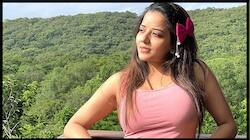 சேலையில்  சிக்குன்னு இருக்கும் மோனலிசா..!! இணையத்தில் வைரல்: See Photo
