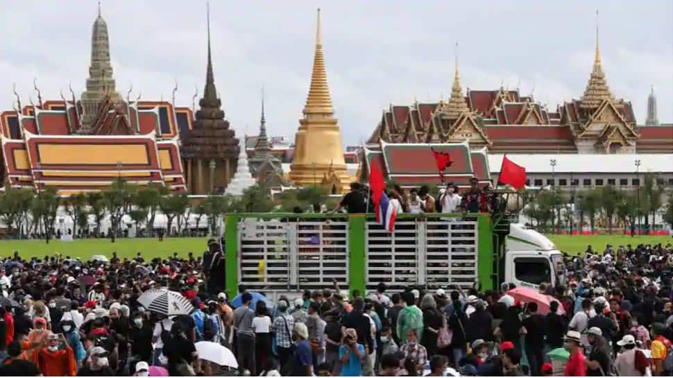 Thailand: முடியாட்சியில் சீர்திருத்தங்களை கோரும் ஆர்ப்பாட்டக்காரர்கள் பிரதமரை நீக்கவும் கோரிக்கை... Thailand: முடியாட்சியில் சீர்திருத்தங்களை கோரும் ஆர்ப்பாட்டக்காரர்கள் பிரதமரை நீக்கவும் கோரிக்கை...