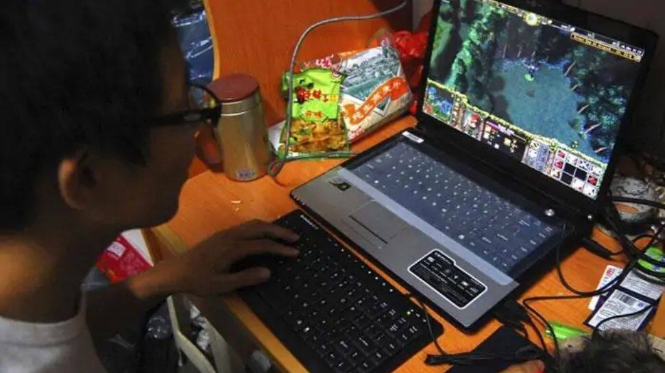 Online Games-க்கு தாயின் Rs.90,000-ஐ செலவழித்த சிறுவன்! தந்தை புகட்டிய வினோத பாடம்!! Online Games-க்கு தாயின் Rs.90,000-ஐ செலவழித்த சிறுவன்! தந்தை புகட்டிய வினோத பாடம்!!